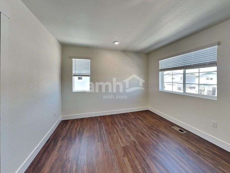 Building Photo - 823 S Oak St