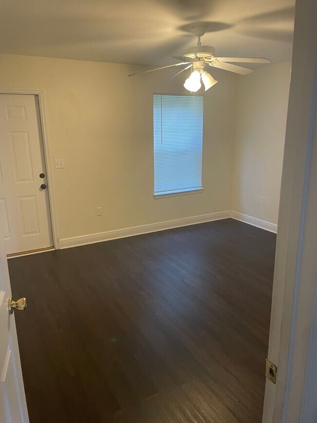Building Photo - 3/3 town home only 1450$!