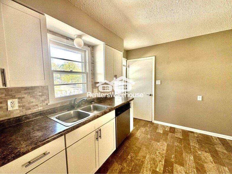 Building Photo - 2731 Bennett Ave