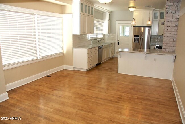 Building Photo - 59 W Encanto Blvd