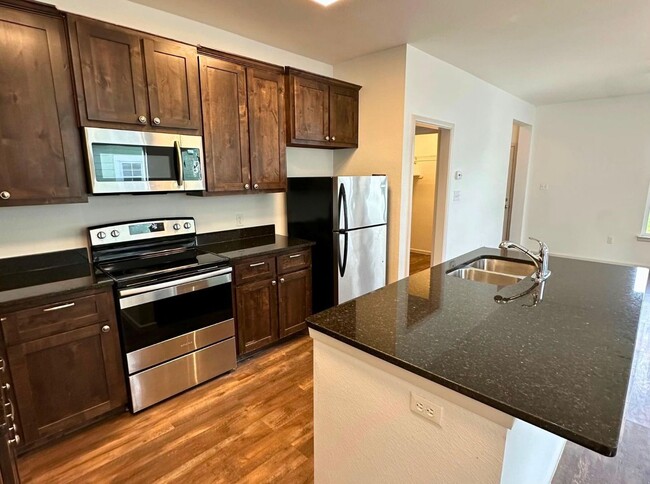 Building Photo - Charming 3 Bed 2 Bath Home - Fenced Backyard!