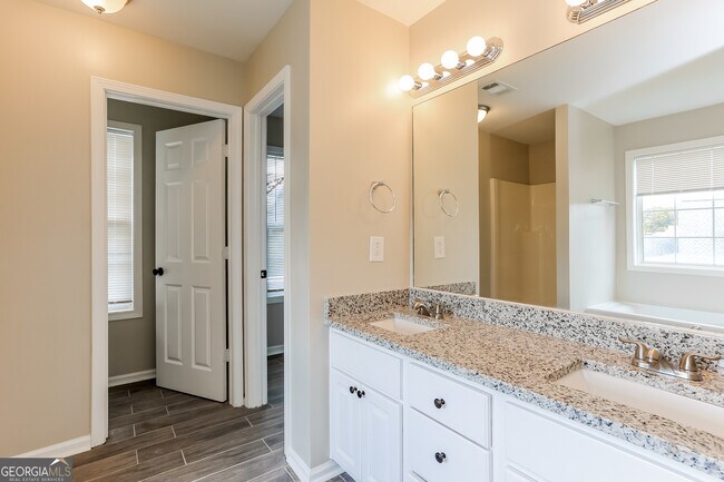 Building Photo - 147 Portland Rd