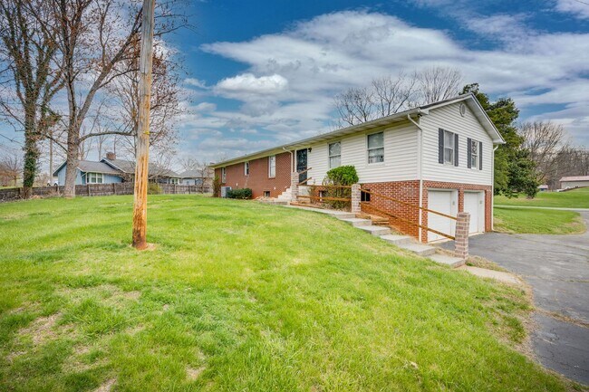 Building Photo - Charming Kingsport Home with Expansive Bas...