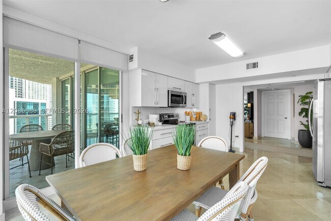 Building Photo - 16400 Collins Ave