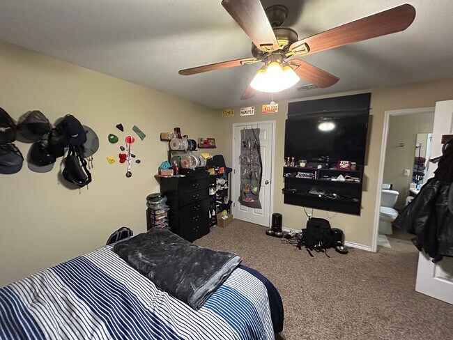 Building Photo - 2502 Horse Shoe Dr