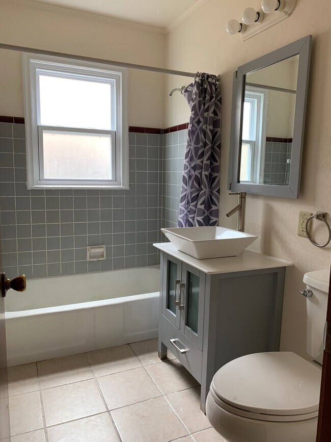 Building Photo - Adorable 3 Bd 1 ba w/ garage