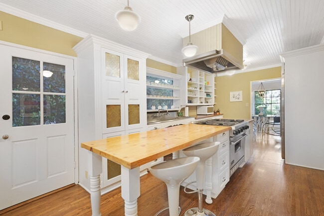 Kitchen - 1522 Forest Knoll Dr