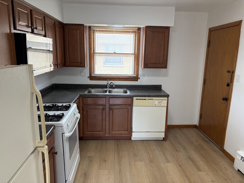 Building Photo - 18518 Wildwood Ave