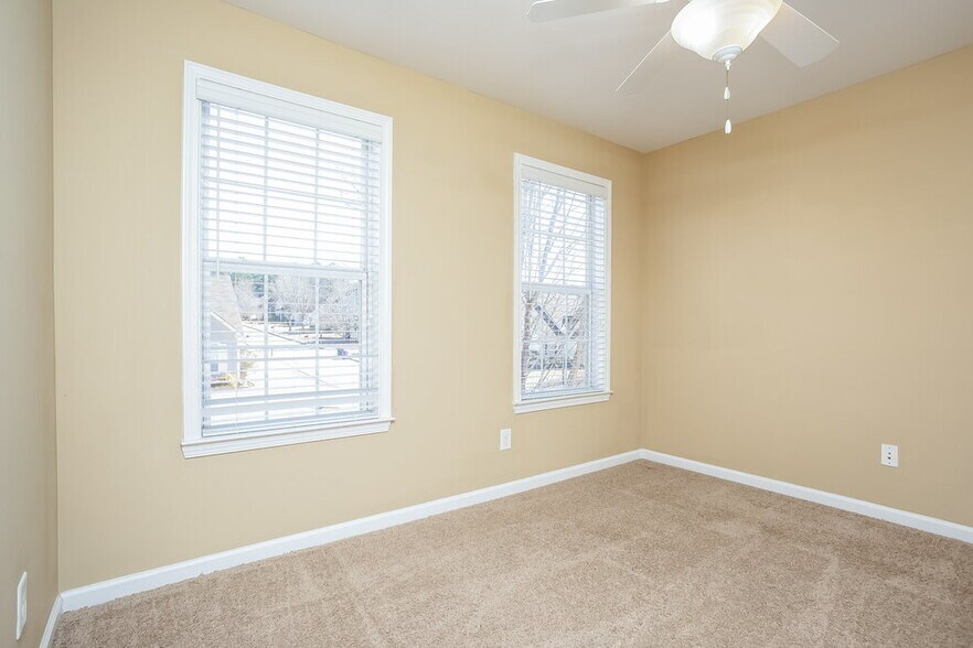 Building Photo - 50 Cottage Ln