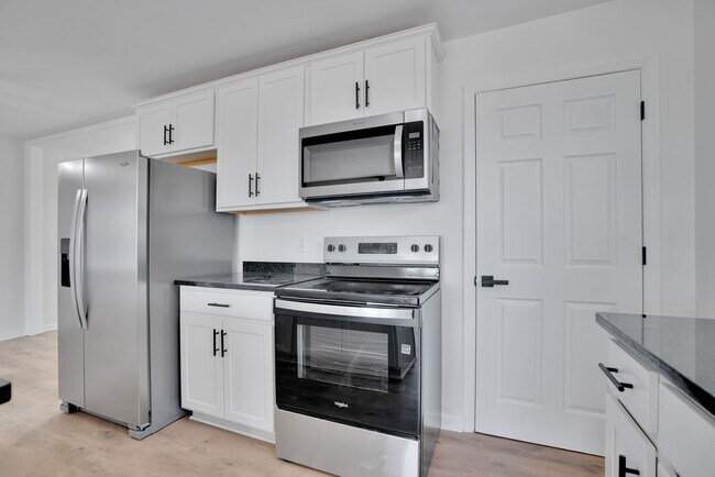 Building Photo - Like New! Fully Renovated 3BR Home | Move-In Ready | Large Lot