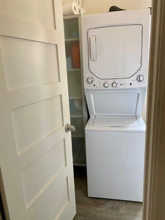 Building Photo - Upstairs 1 bedroom 1 bathroom apartment - Available now