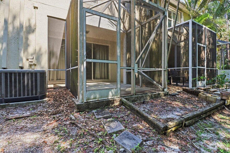 Building Photo - 9902 Lago Dr