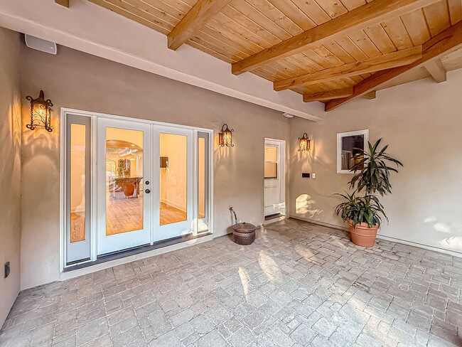 Building Photo - Upgraded Sherman Oaks 4+4 home - Ready for Move In!