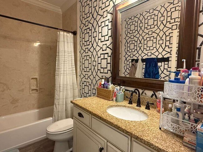 Building Photo - 703 Nutmeg Ave