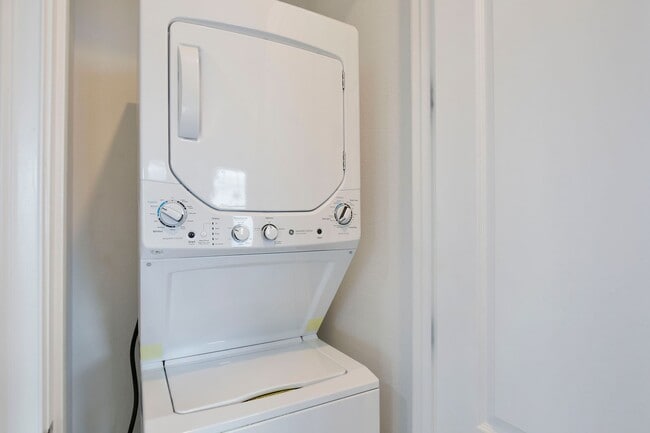 Building Photo - *Unfurnished* Beautiful 1/1 Spacious Garage Apartment in the Exclusive Laureate Park - Orlando!