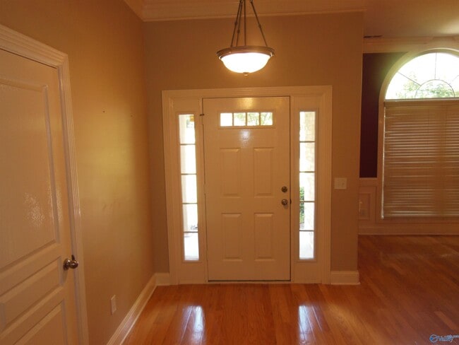 Building Photo - 2604 Little Cove Rd