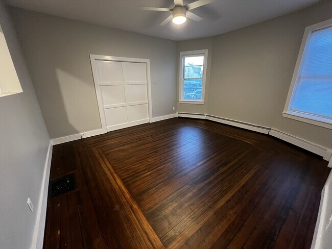 Building Photo - 158 Holland St