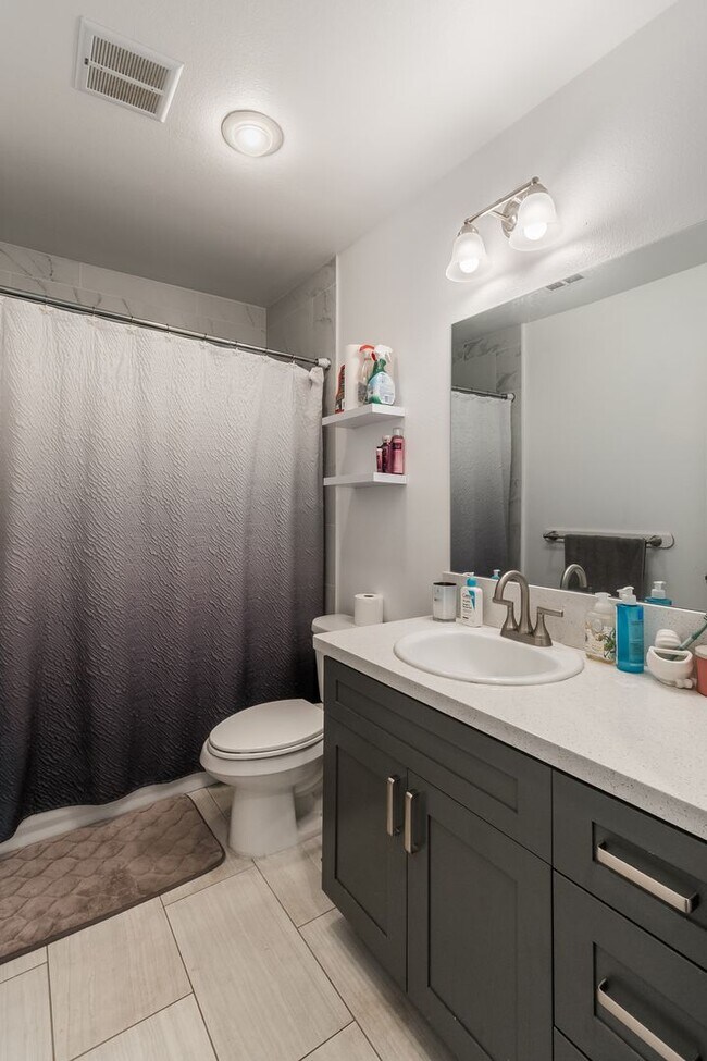 Building Photo - Large Island Getaway in Sunny Kapolei