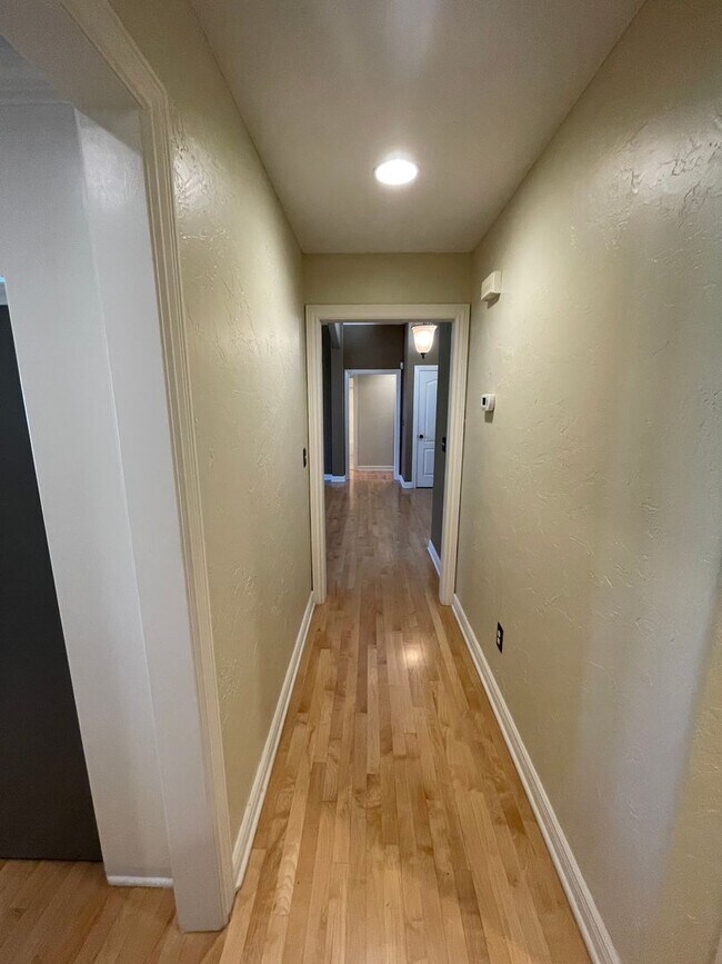 Building Photo - Very spacious 3 bed 2 bath 3 car garage!  ...