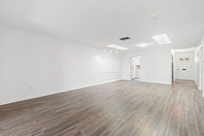 Building Photo - "Spacious 2-Bed, 2-Bath Condo Oasis in Prime Clearwater Location – 55+ COMMUNITY