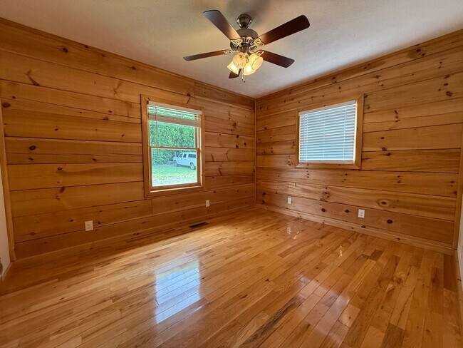 Building Photo - 1404 Maple Ln