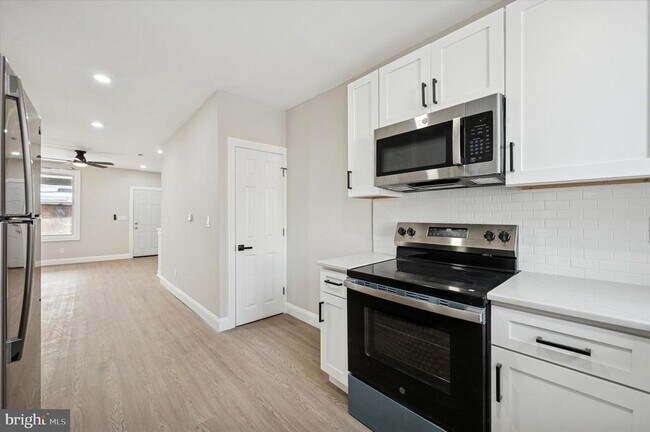 Building Photo - 2165 Conlyn St