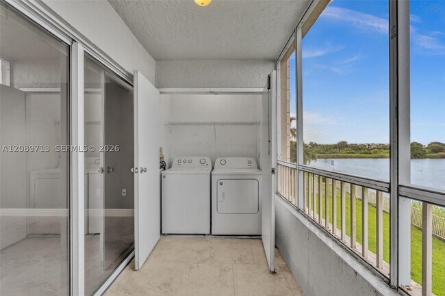 Building Photo - 2811 N Oakland Forest Dr