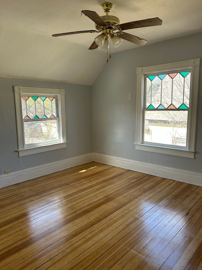 Building Photo - Historic Cheyenne Canyon Home
