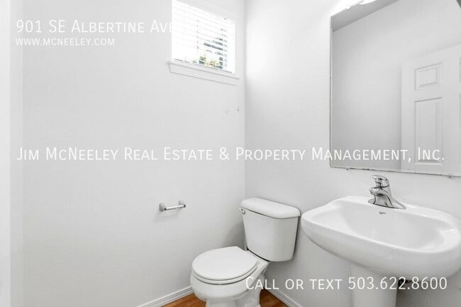 Building Photo - 901 SE Albertine St