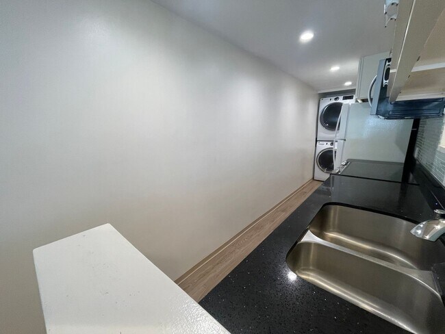 Building Photo - Dowsett Point- 1BR/1BA with Parking, Secur...