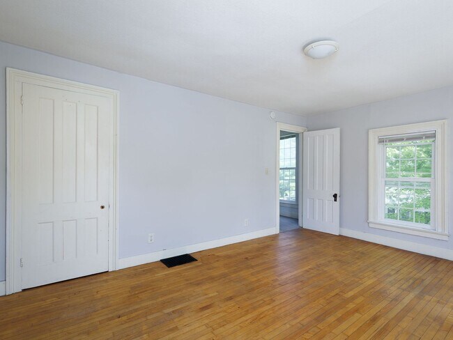 Building Photo - Charming and spacious 4-bedroom, 2 full bath home located in the City of Watertown.