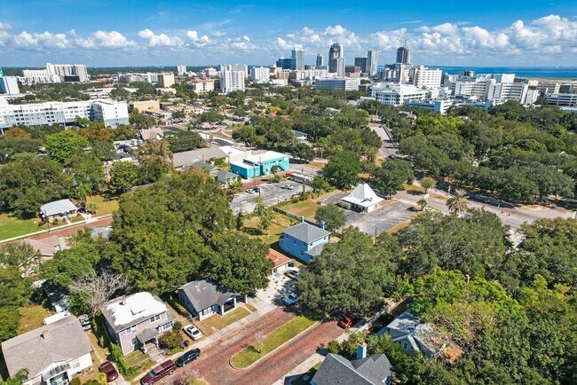 Building Photo - Cute 2bdrm/1bath Bungalo ** Section 8 OK ** Ready March 15