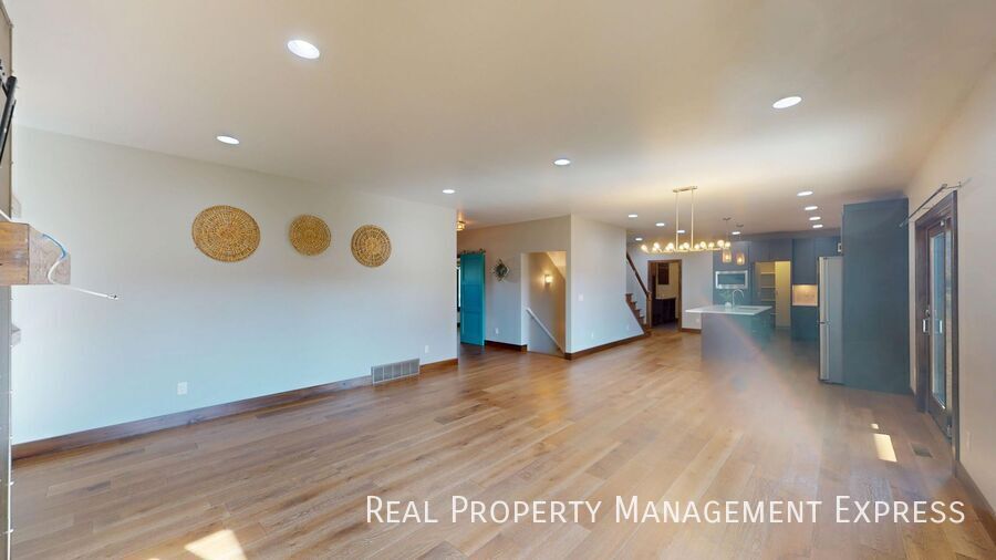 Building Photo - Beautiful 7 Bedroom 4 Bath Residence with ...