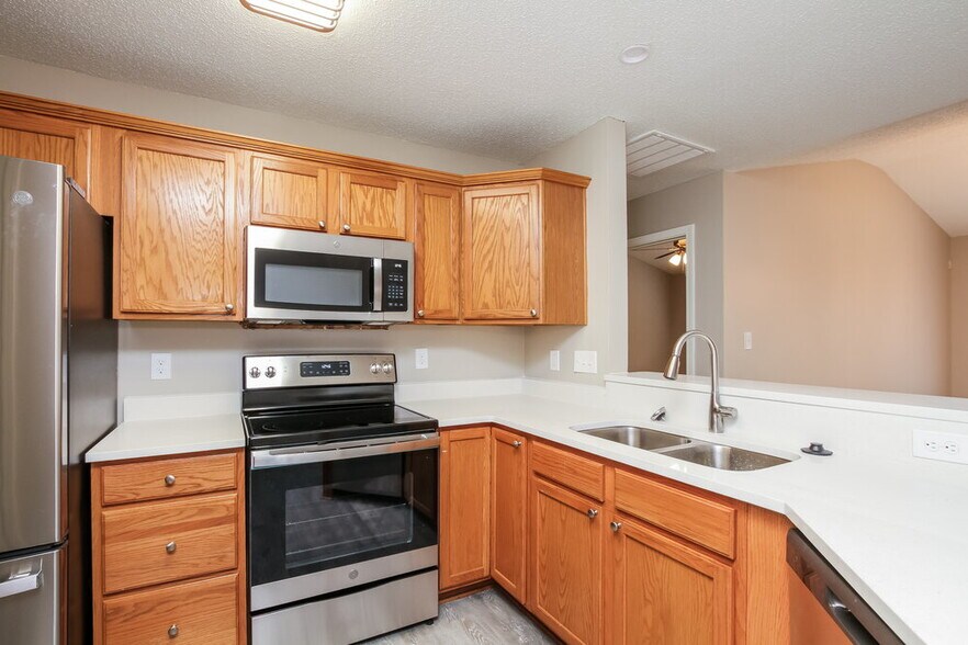 Building Photo - 135 English Hills Dr