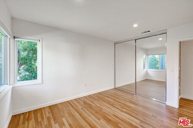 Building Photo - 5400 W 82nd St