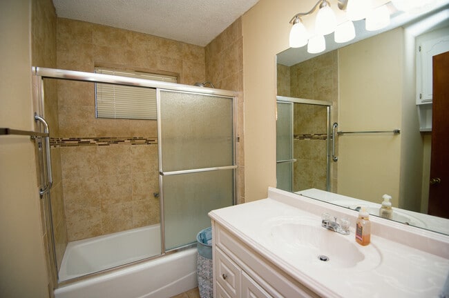 Building Photo - 4901 N Rogers Dr