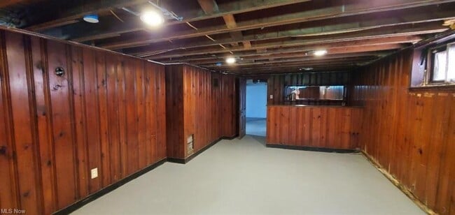 Building Photo - Beautiful CLE 4 bed/2 bath  - Available NOW!