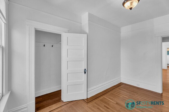 Building Photo - Castro/Eureka Valley: Top Floor Flat w/ in-unit W/D & Shared Yard