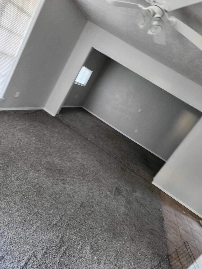 Building Photo - 8417 S Villa Ave