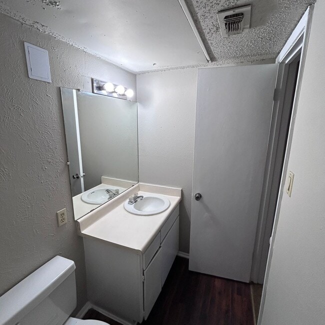 Building Photo - 2414 W Abram # W Arlington,76013
