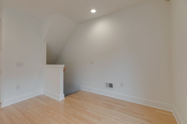 Building Photo - Northern Liberties Townhome with Parking Included