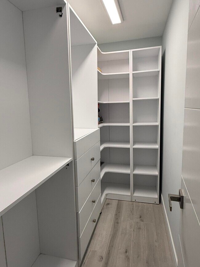 Building Photo - 216 Normandy Ln