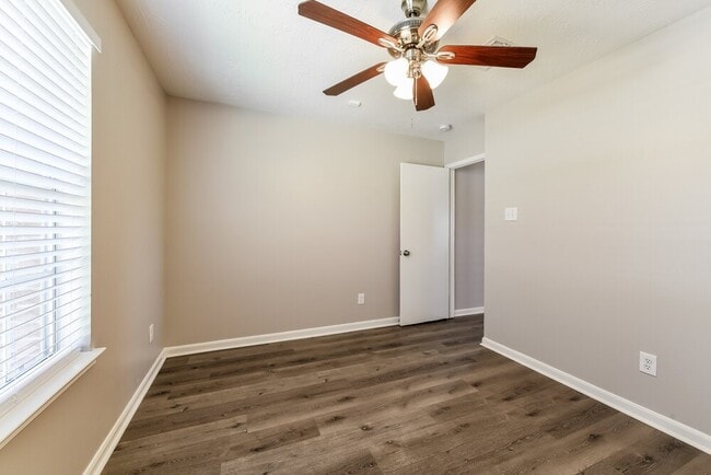 Building Photo - 10247 Country Squire Blvd
