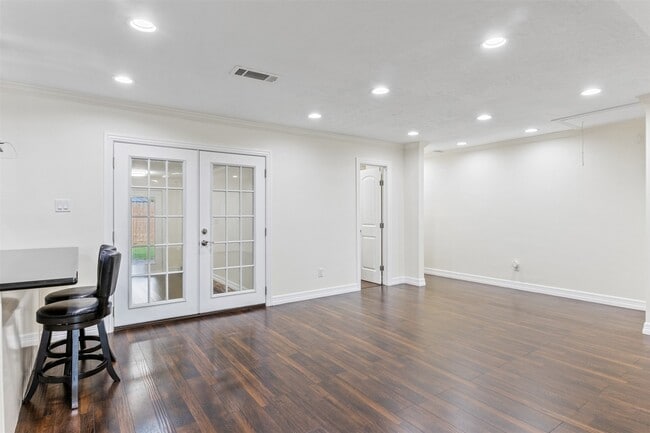 Building Photo - 1918 Crestdale Dr