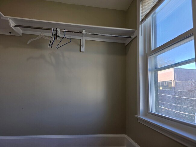 Building Photo - No Brokers Fee, In-Unit Laundry, Eat-in Kitchen, Large bedrooms, 3 Full Bathrooms