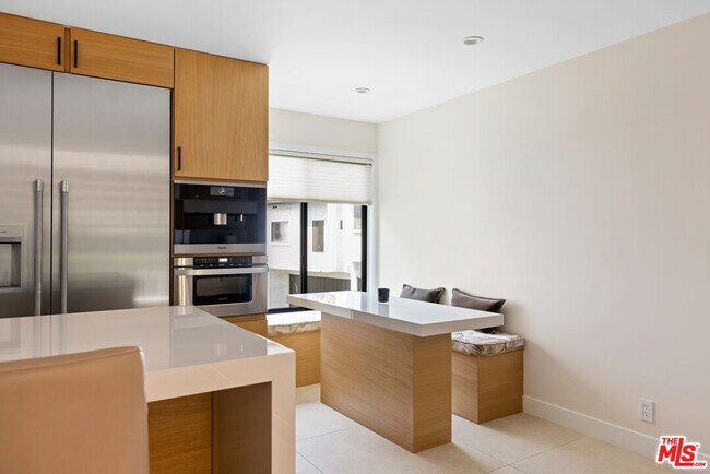Building Photo - 1549 Palisades Dr