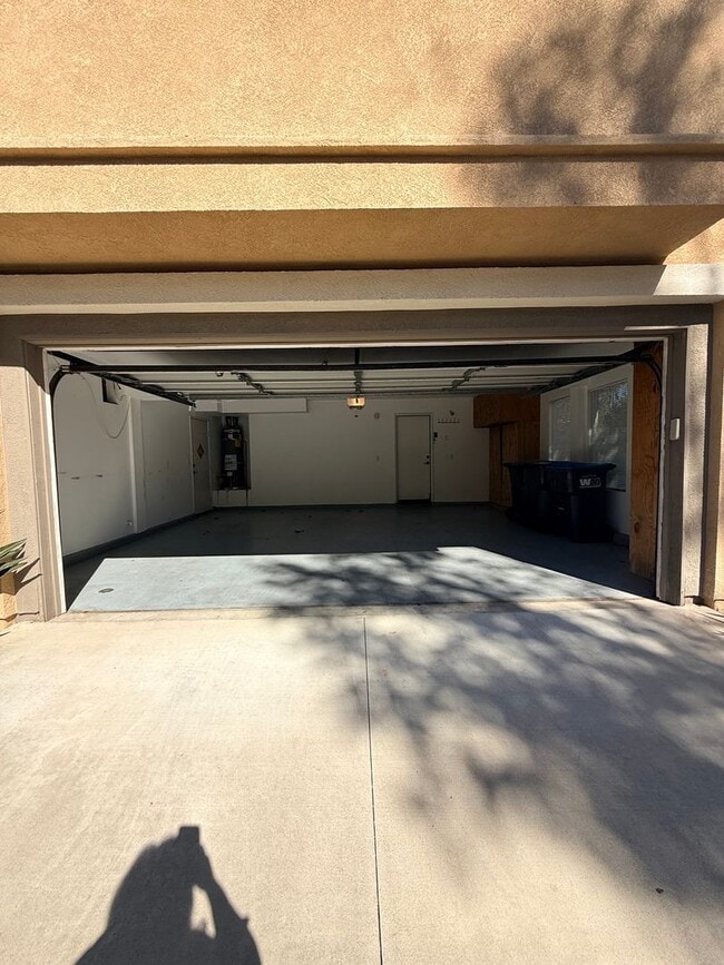 Building Photo - Beautiful Tri-Level Home in Prestigious Oa...