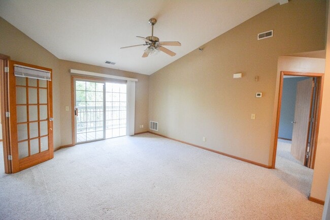 Building Photo - Beautiful 2 bed Condo In NE Rochester!