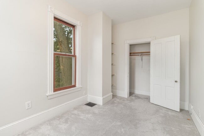 Building Photo - Spacious 5 Bed | 2 Bath Home in the Heart ...