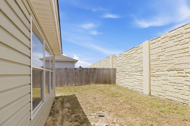 Building Photo - 122 Nivana Dr